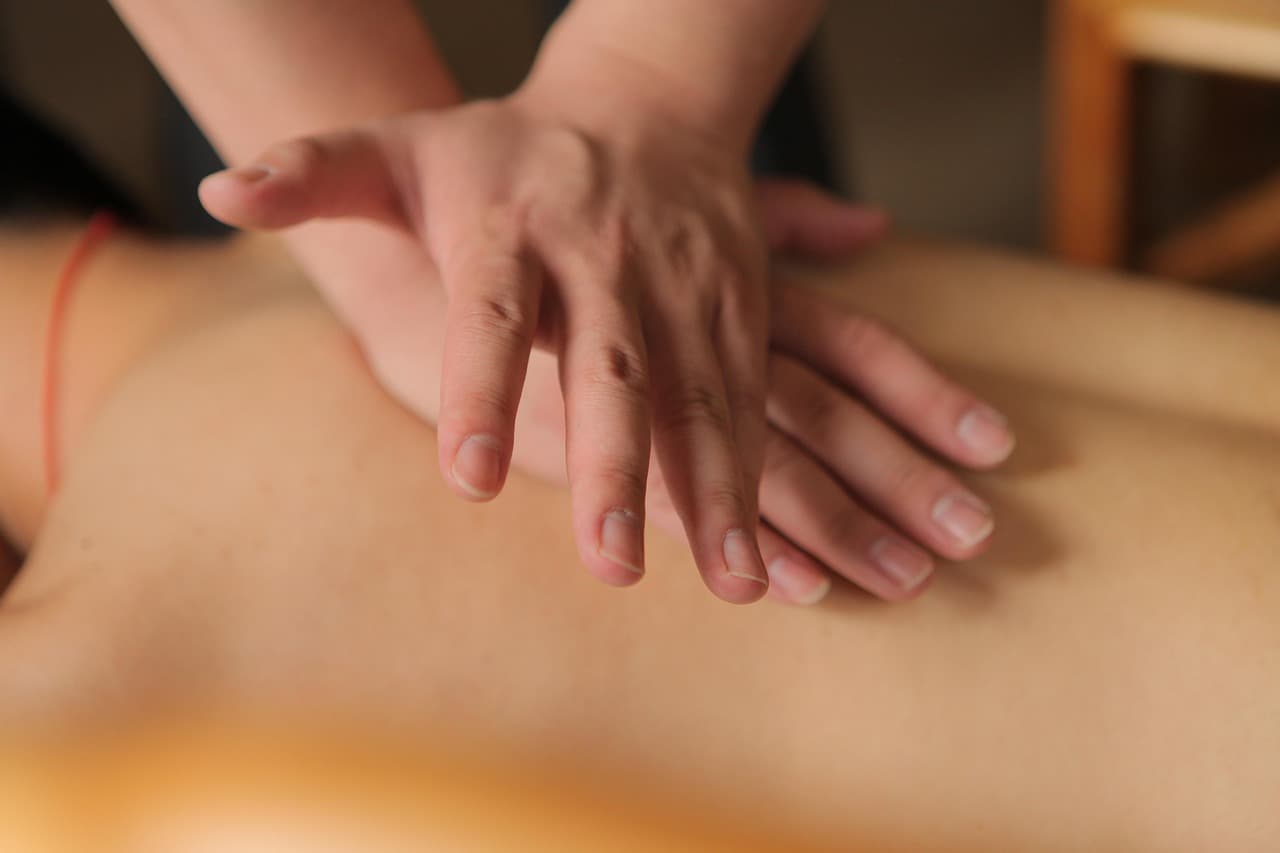 Hands-on treatment of the back muscles